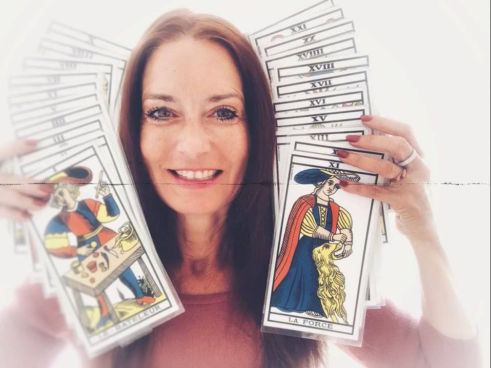 Révélez votre essence grâce au Tarot de ClairConscience d'Hélène Scherrer